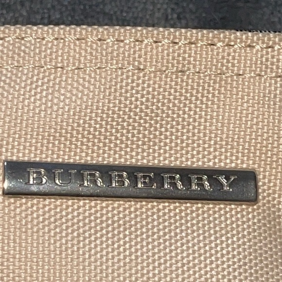 Burberry Preloved pouch excellent condition.. size 6”X 3 1/2” - Picture 5 of 8